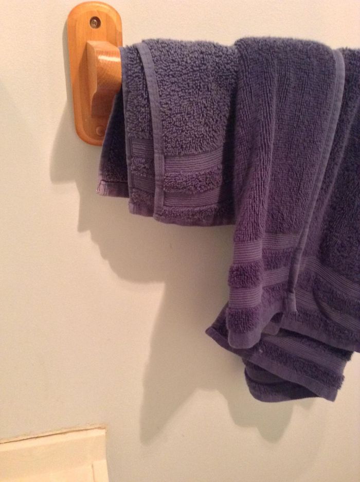 La sombra del toallero parece Donald Trump