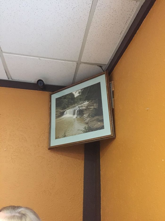 En este restaurante tienen un cuadro donde solía estar la tele
