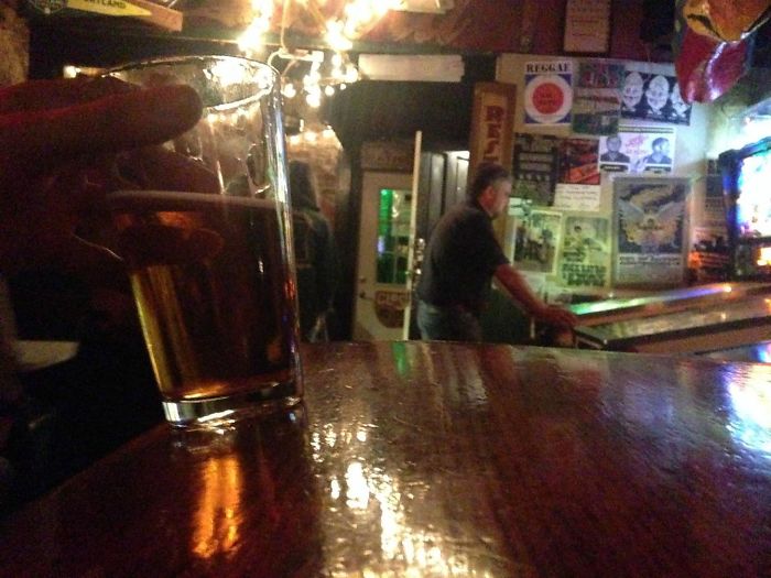 El mostrador de este bar está desnivelado, con lo que se caen bebidas a diario