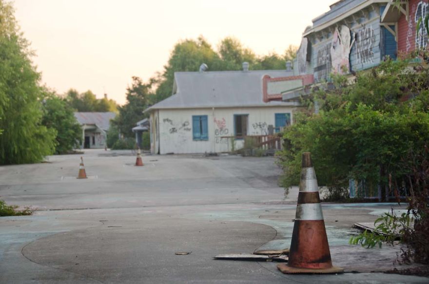 13 Creepy Photos I Took At The Abandoned Six Flags New Orleans