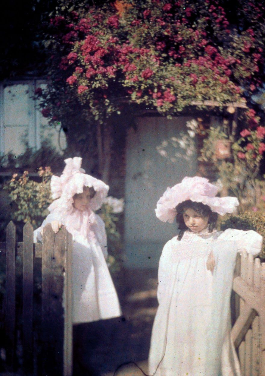 Two Girls At The Gate, 1915