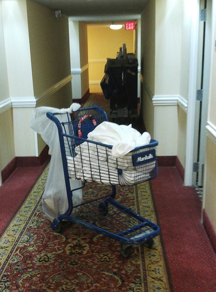 El carro del servicio de habitaciones en este hotel es un carrito de supermercado robado