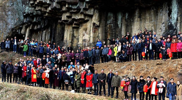 Six Generations Gather For Possibly World's Biggest Family Photo