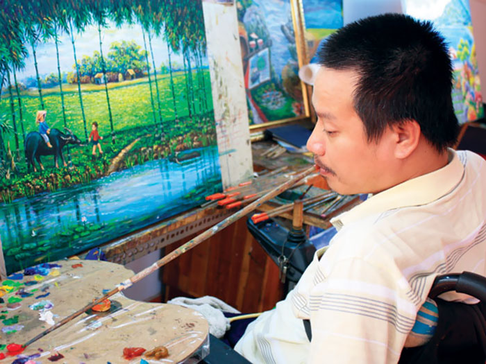 Paralyzed Vietnamese Veteran Creates Stunning Artwork With His Mouth