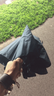 Este paraguas tocapelotas