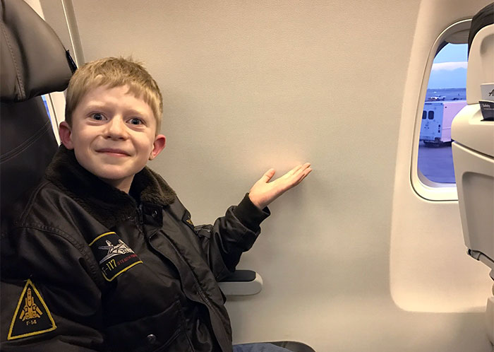 Reservamos un asiento de ventanilla para el primer vuelo de mi hijo