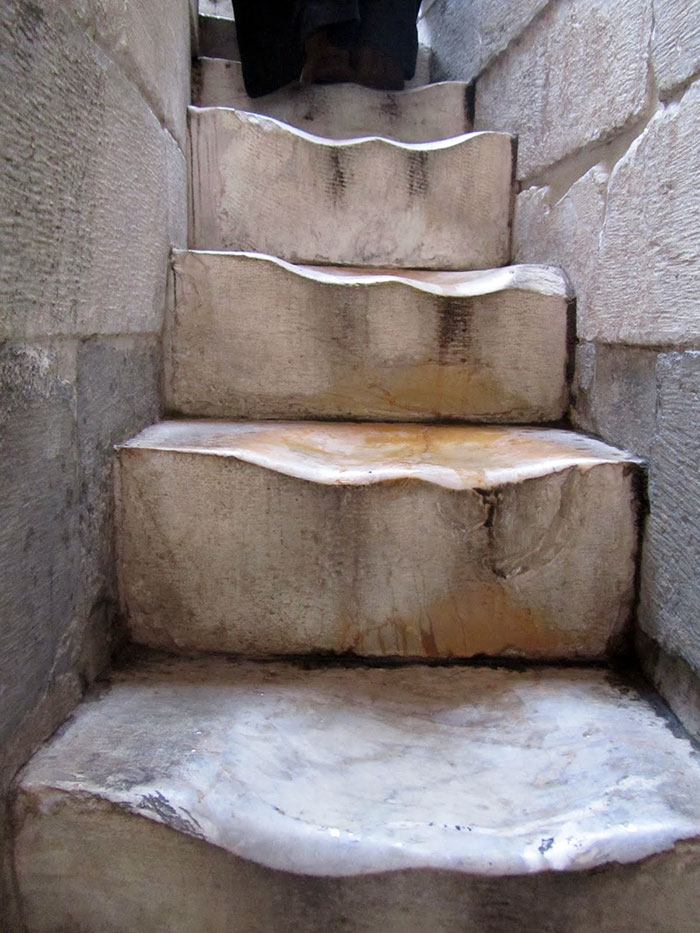 Escalones de mármol desgastados que llevan a lo alto de la Torre de Pisa