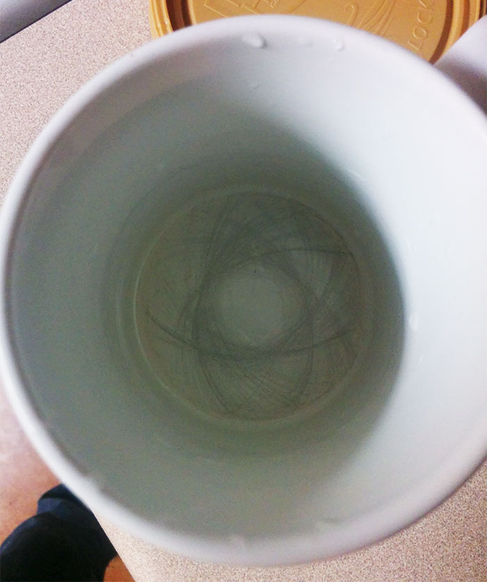 Las marcas en el fondo de mi taza de café tras un año de remover con la cucharilla
