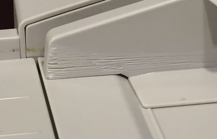 Este fax / escáner ha sido tan usado que el papel ha cortado el plástico con el tiempo
