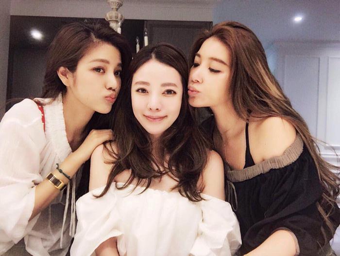 63-Year-Old Mom With Her 41, 40 And 36-Year-Old Daughters Stun The World With Their Youthful Looks