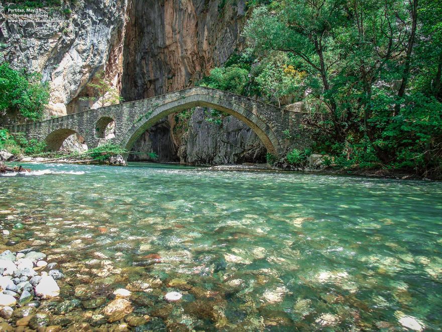 "Το γεφύρι στην είσοδο του φαραγγιού",το γραφικό και συνάμα όμορφο γεφυράκι της Ελλάδας