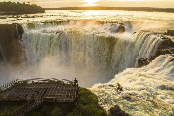 Amanecer en las cataratas Iguazu, Argentina (Naturaleza, finalista)