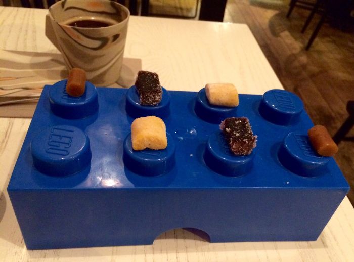 Dulces servidos en una pieza de Lego gigante