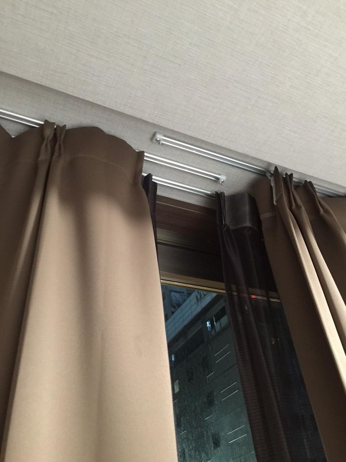 Los raíles de las cortinas se solapan para que no entre luz por enmedio
