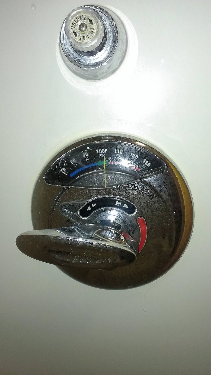 La ducha de este hotel muestra la temperatura