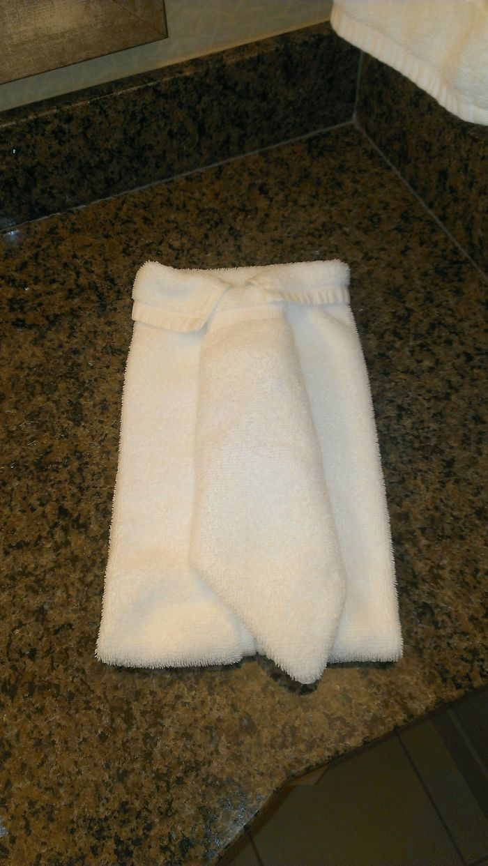 Las toallas estaban dobladas como si fuera una camisa con corbata