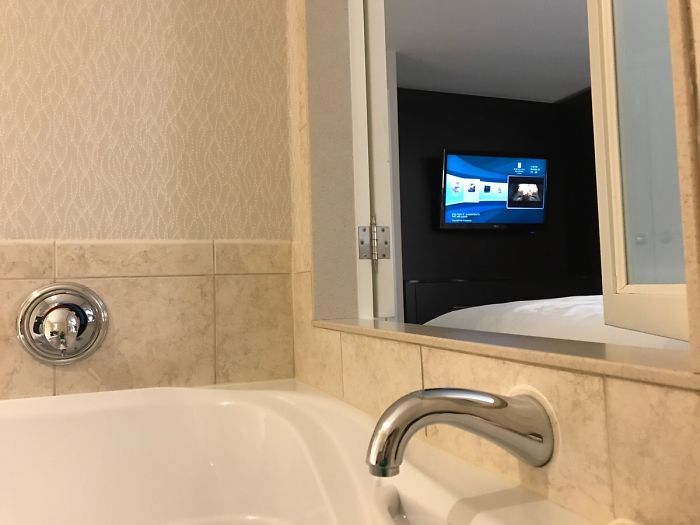 El jacuzzi de este hotel tiene una ventana para poder ver la tele mientras estás en él