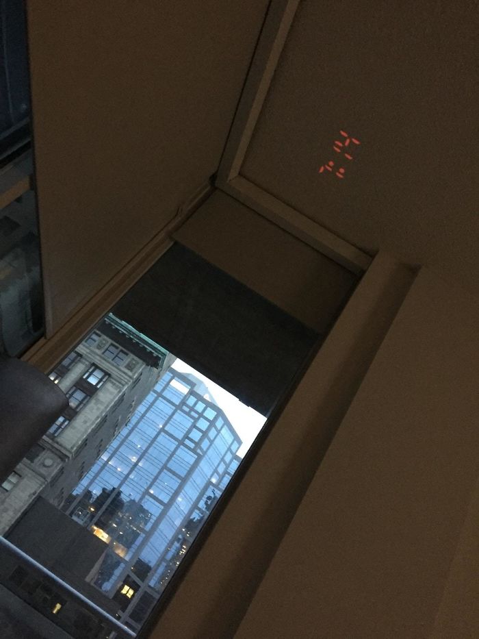 El reloj en este hotel proyecta la hora en el techo