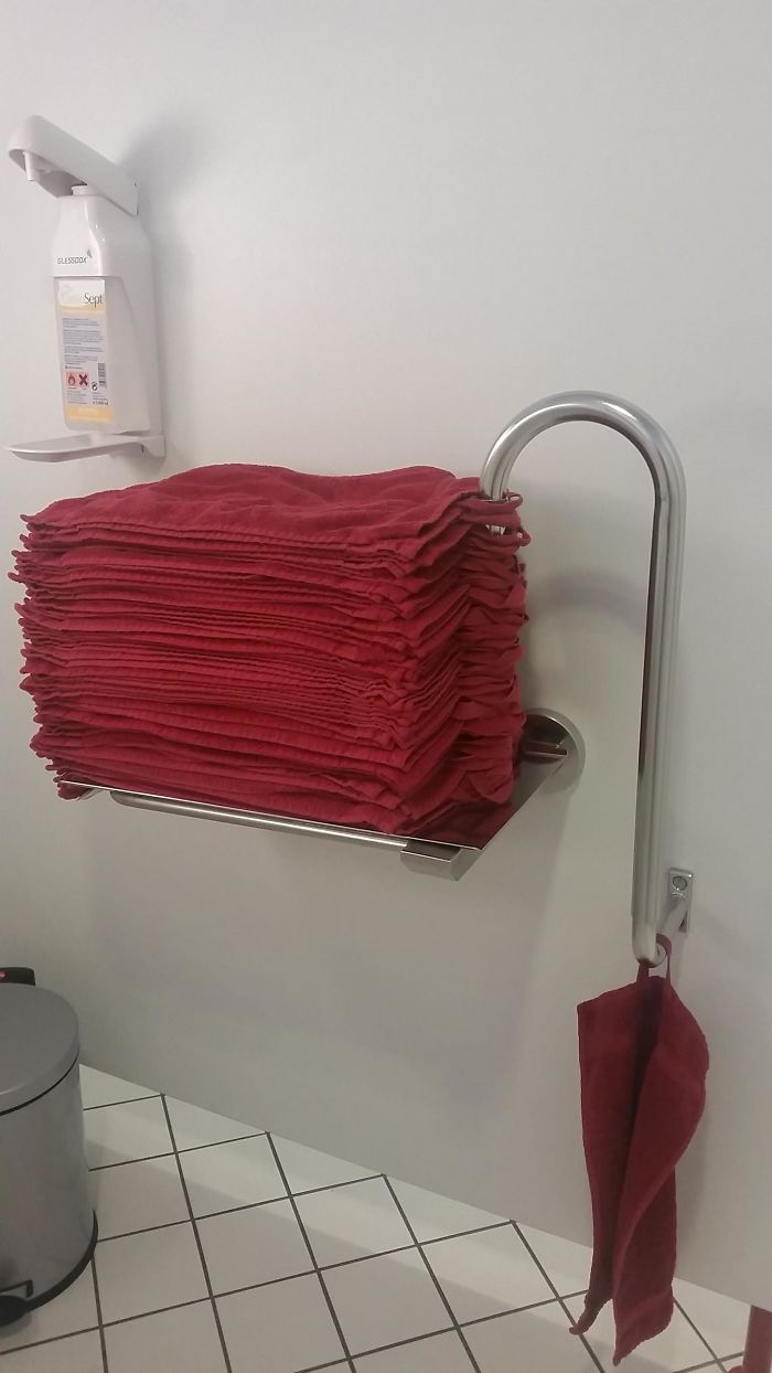Este hotel francés es lo bastante caro para ofrecer toallas de mano de tela, pero no para que se las lleven