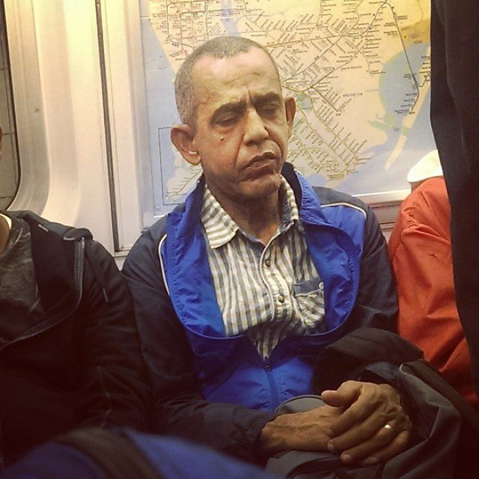 He viajado 20 años al futuro y Obama va en el metro
