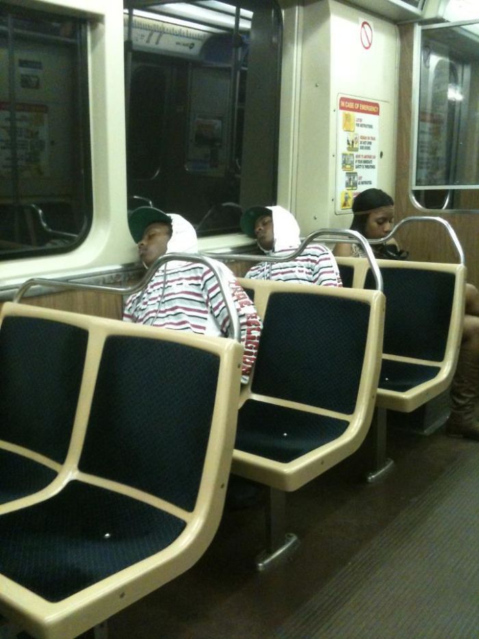 Dos personas idénticas durmiendo en el metro