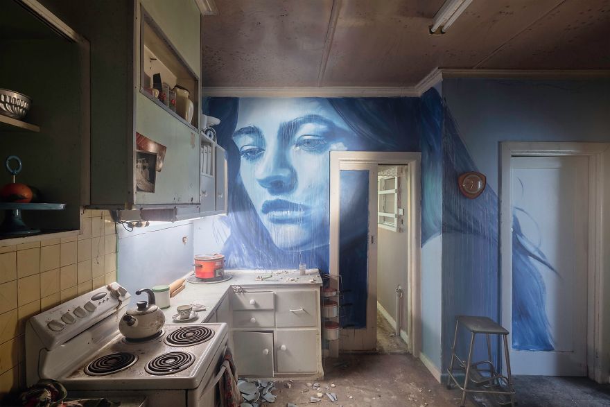 Artist Covers Soon-To-Be-Demolished House In Murals To Let It Shine For The Last Time