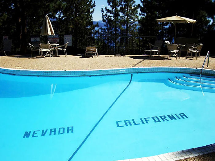 En la piscina de este hotel en Lago Tahoe puedes nadar de Nevada a California