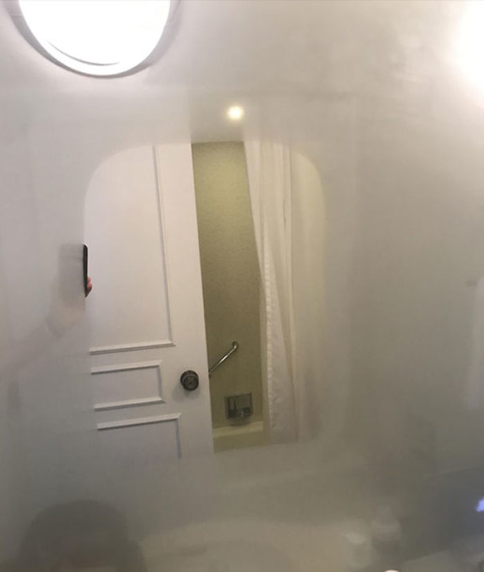 El espejo de este hotel japonés tiene una parte caliente que no se llena de vapor tras la ducha