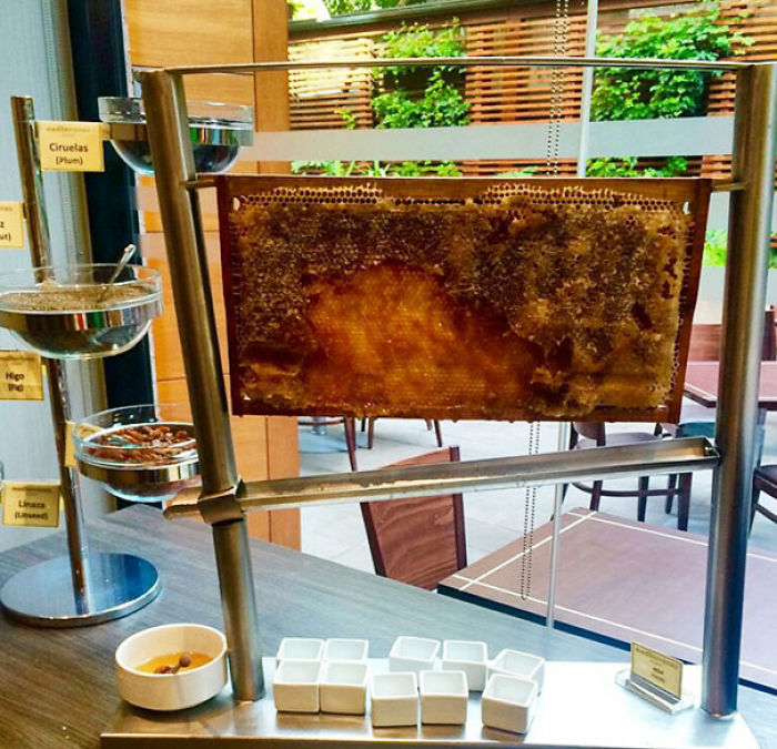 Este hotel tiene miel fresca en el bufet del desayuno