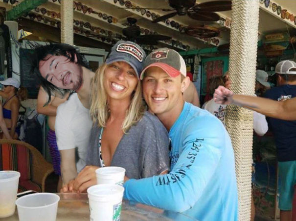 funny-engaged-couple-photobomb-photoshop-request-2-595a95ec57251.jpg