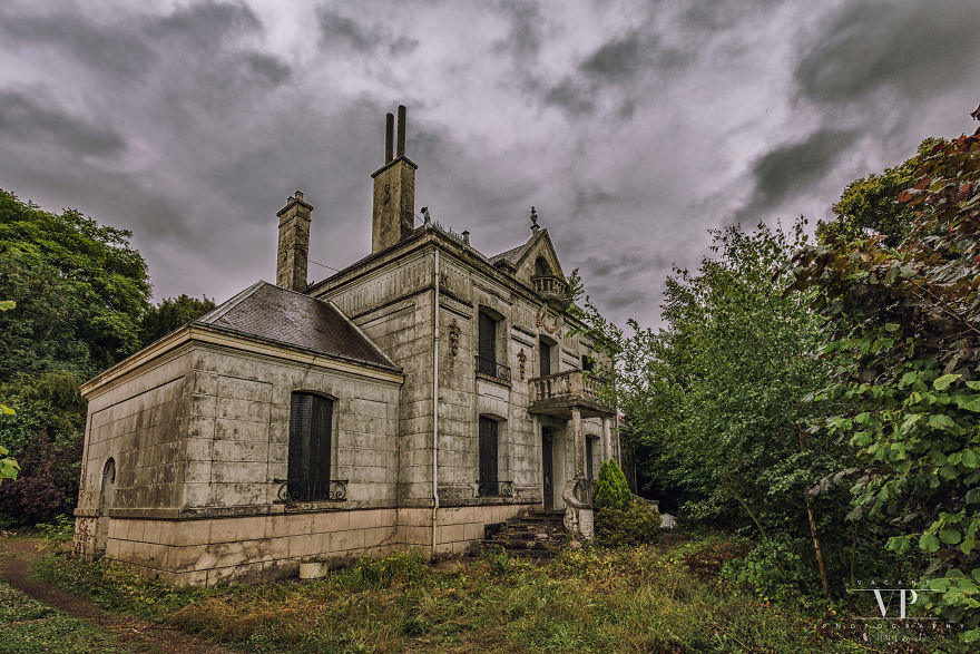 I Found This Abandoned House In French Countryside And Was Surprised With What I Saw Inside