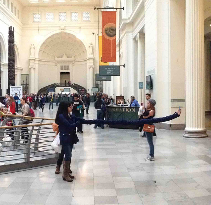 Haciendo una panorámica en el museo, parece que esta chica tiene un brazo para selfies