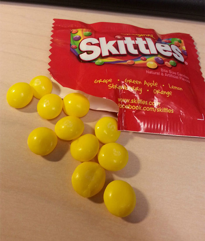 En este paquete de skittles solo venían los amarillos