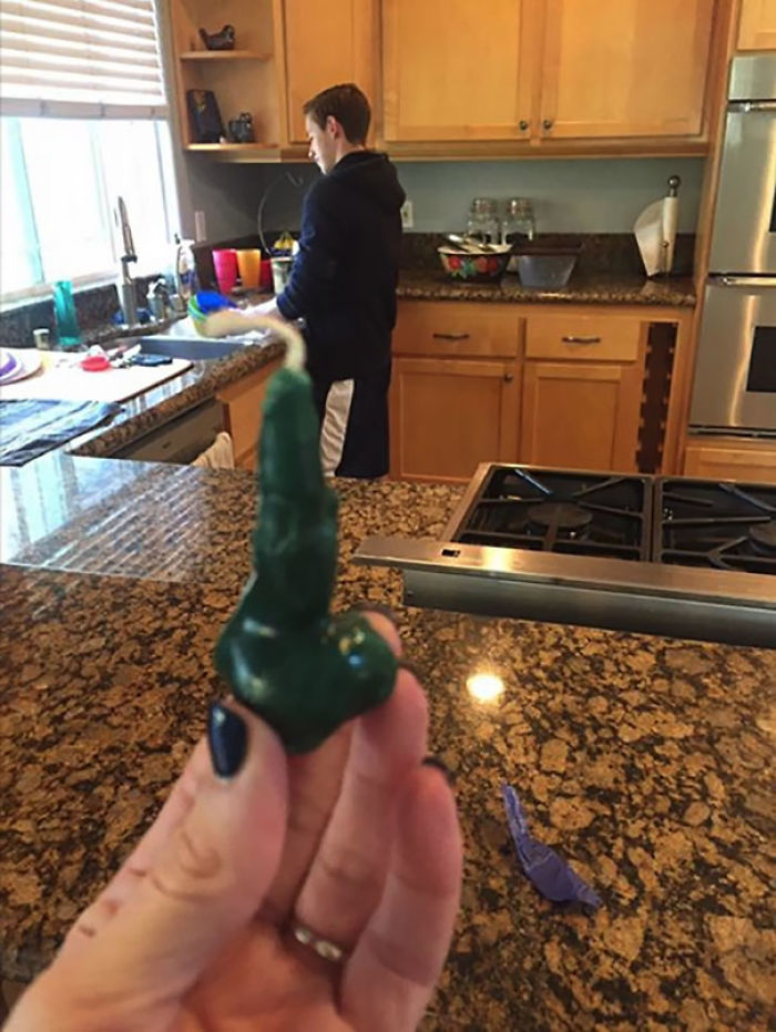 Su hijo de 9 años le ha regalado esta "vela" hecha a mano