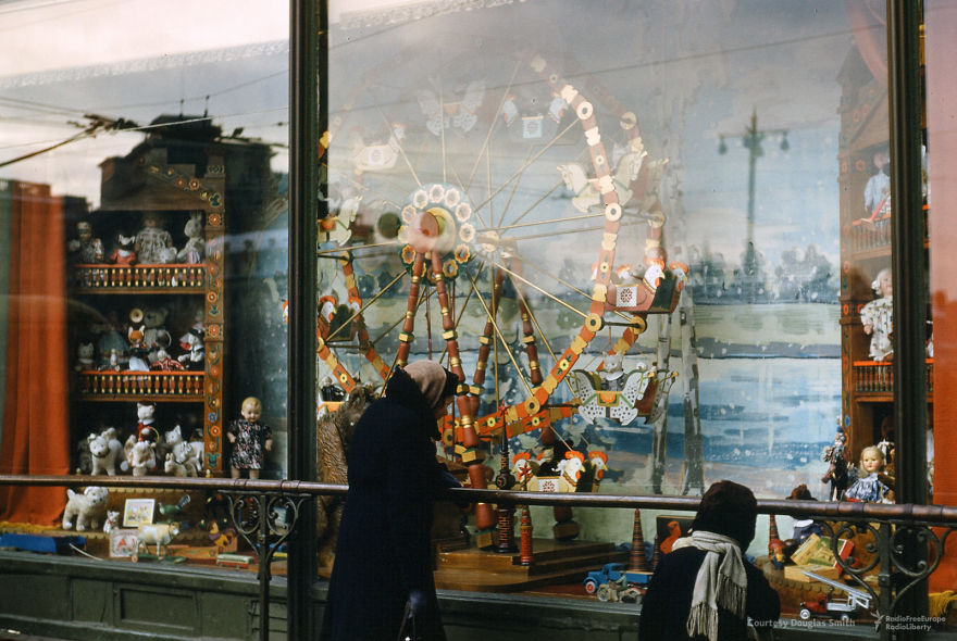 Window Shoppers In Moscow