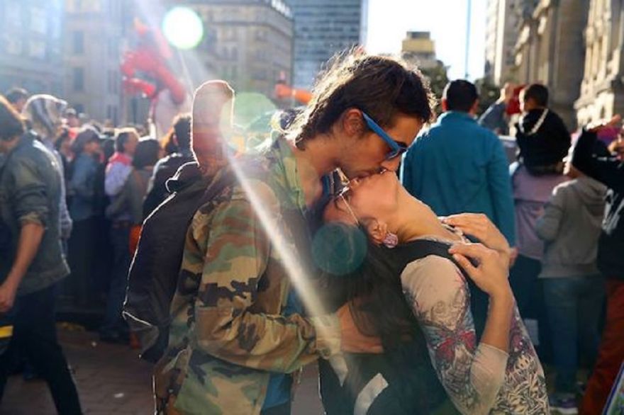 9 Couples Who Lost In Kissing And Forgot The World Around