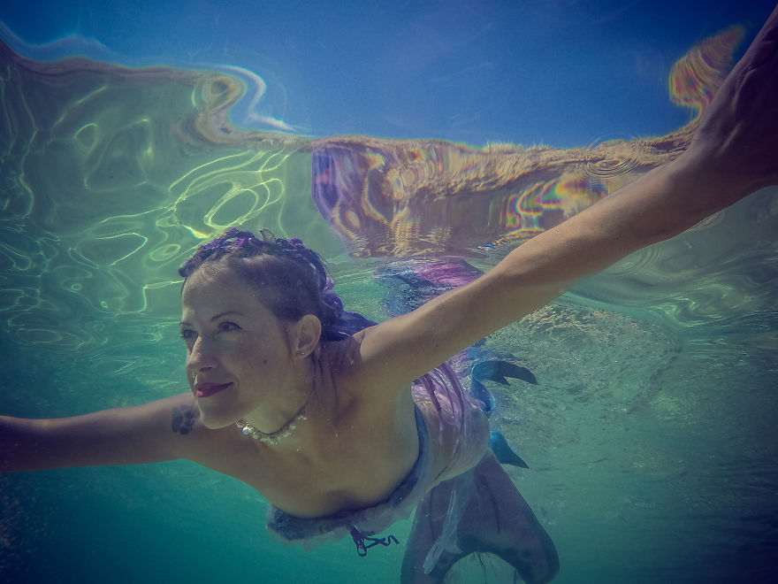 I've Spent My Summer Being A Mermaid To Convince People To Clean The Beaches I've Spent My Summer Being A Mermaid To Convince People To Clean The Beaches
