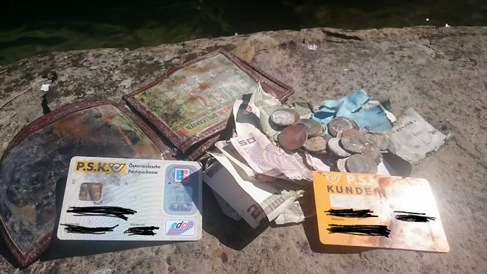 Mi padre, pescador en un lago de Austria, acaba de pescar con su red esta vieja cartera suya que se le cayó al lago hace 20 años