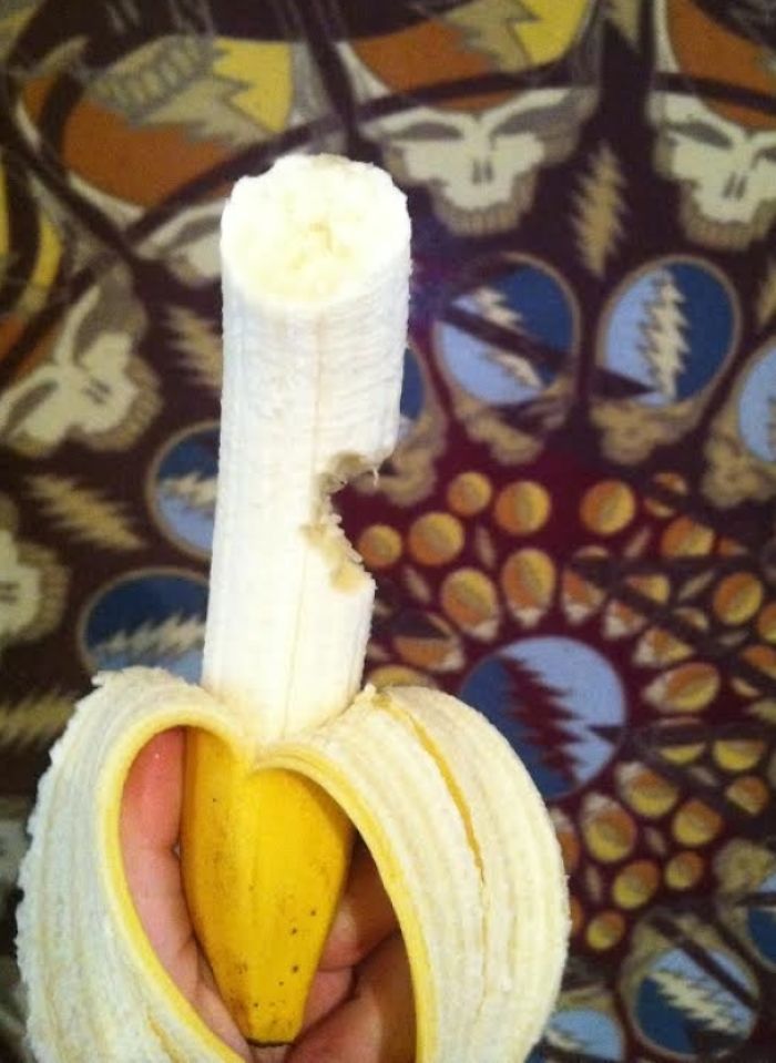 Le ofrecí un mordisco de mi plátano a mi novia, me lo devolvió así