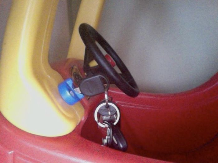 Mi hermano no pudo encontrar las llaves de su coche y llegó tarde al trabajo... resulta que su hijo de 2 años las había cogido prestadas