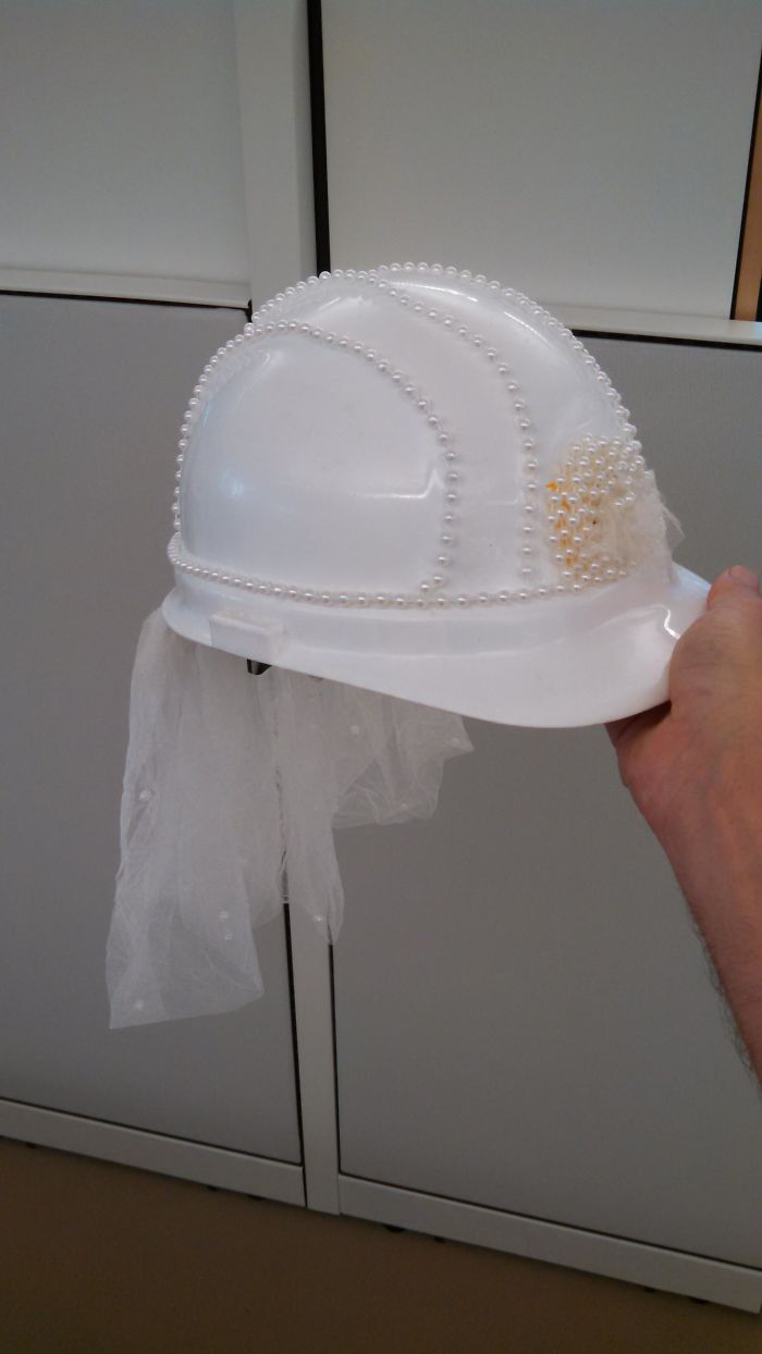 Una jefa de proyecto de la oficina se va a casar, así que le hemos decorado un casco