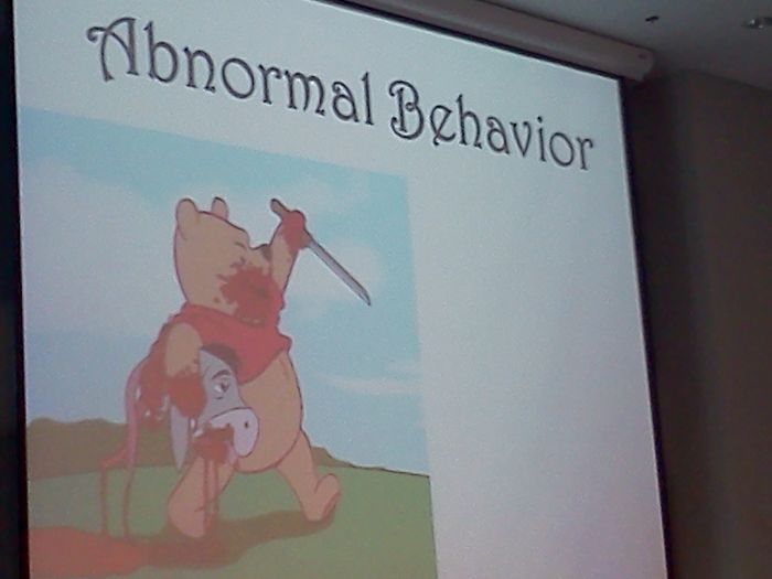 Profesor de psicología hablando sobre comportamiento anormal, usando esta imagen