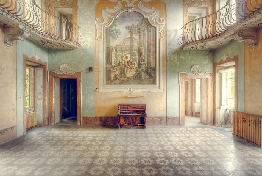 I Photographed Beautiful Abandoned Buildings In Italy