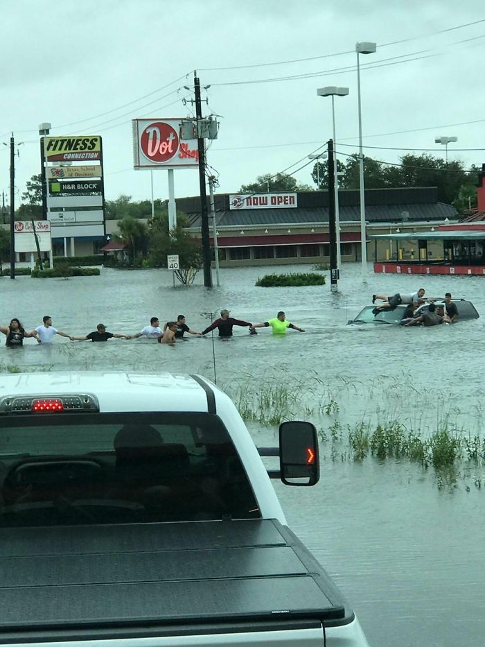 The Story Behind This Viral Pic Of Human Chain In Houston Will Restore Your Faith In Humanity