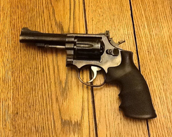 Mi madrastra le regaló a mi padre la pistola que tenía originalmente cuando cayó en el cumplimiento del deber. La habían robado, empeñado, vendido a mucha gente, estuvo perdida durante años