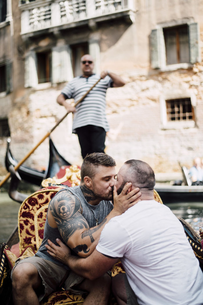 Le pidieron matrimonio por sorpresa en Venecia a este ex-saltador olímpico, y sus fotos triunfan en internet