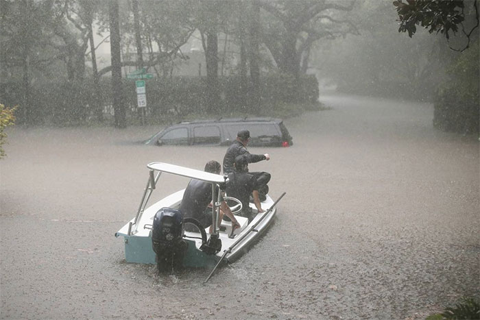 Searchers Patrol The Upscale River Oaks Neighborhood Of Houston For Stranded Residents