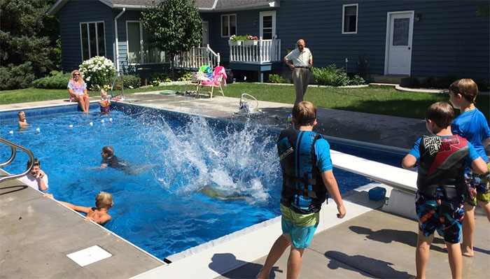 94 Year Old Man Builds Pool In His Backyard For Neighborhood Kids So He Wouldn T Be Lonely After Wife Died Bored Panda