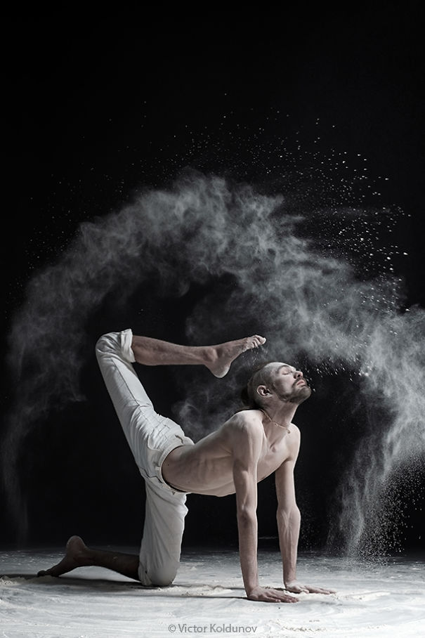 I Photographed The Dynamics Of Yoga Using Flour