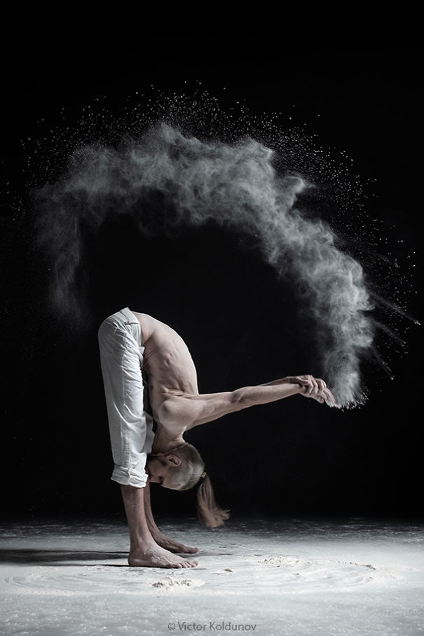 I Photographed The Dynamics Of Yoga Using Flour